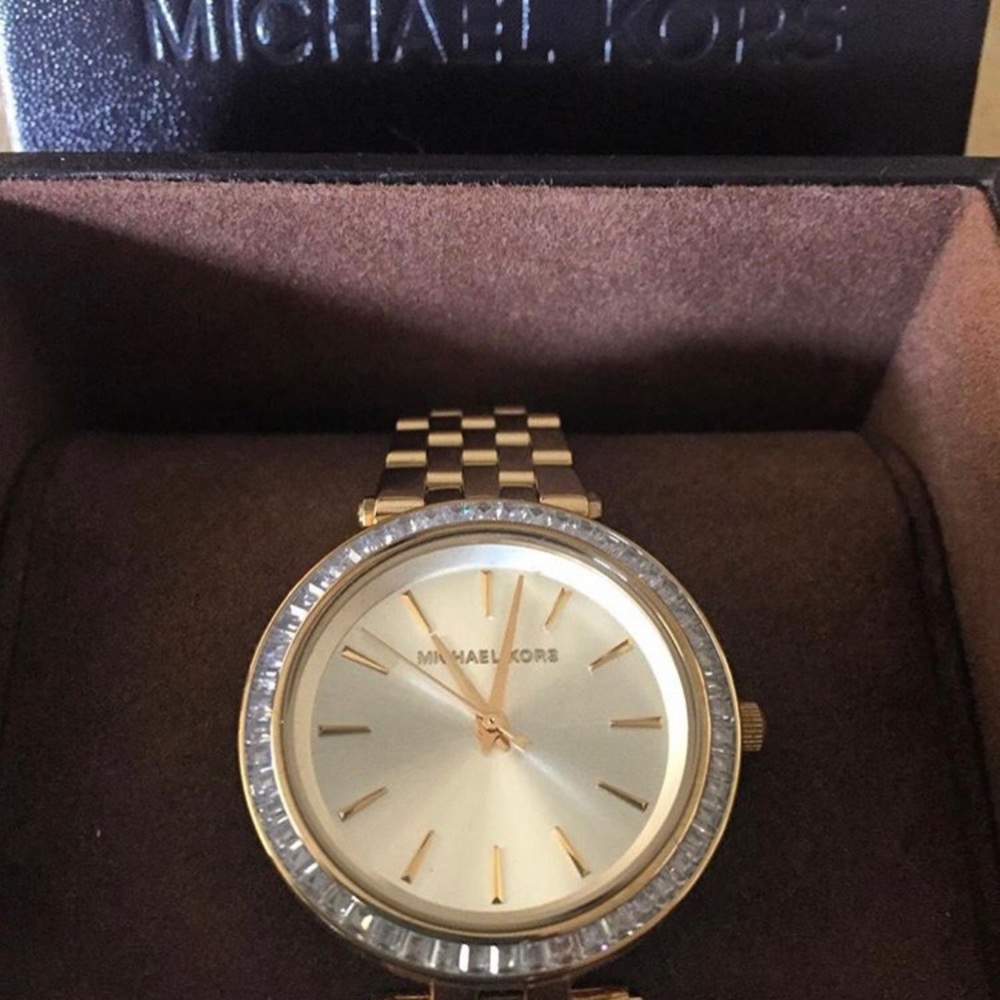 ✨✨stunning gold Michael Kors watch with diamonds✨✨ - Picture 1 of 1